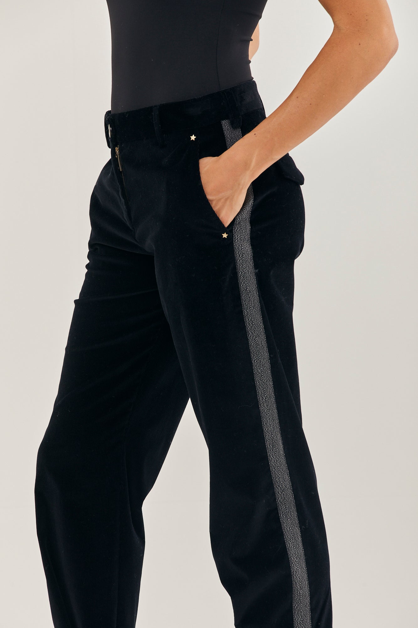 מכנסי צמר בגזרת סלים פיט עם עיטור פס בצדדיםהרכב: 98% צמר וירג'ין, 2% אלסטן; בד משני: 62% אצטט, 38% פוליאסטרהדוגמנית בגובה 1.79 ולובשת מידה 42 איטלקית