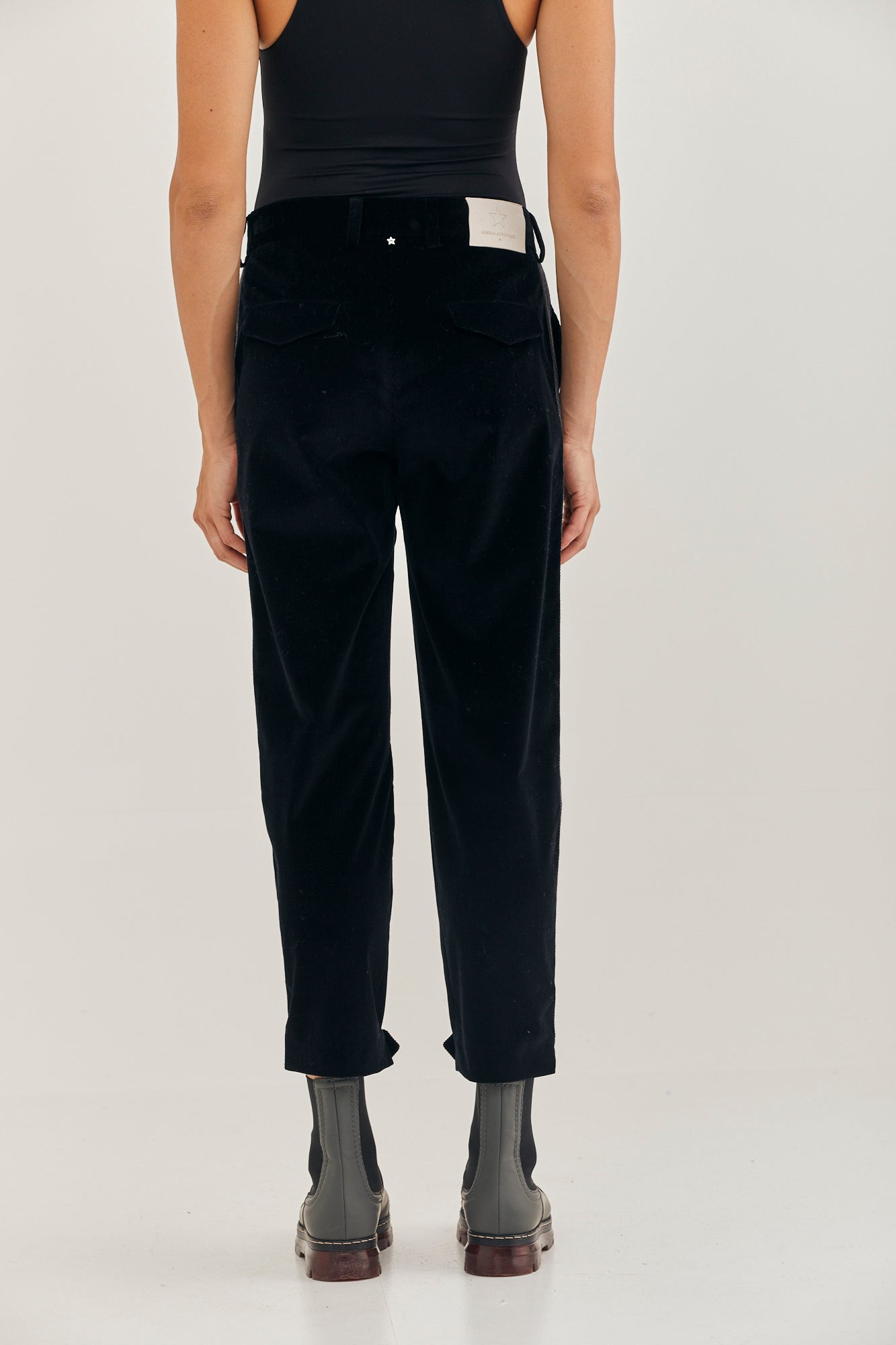 מכנסי צמר בגזרת סלים פיט עם עיטור פס בצדדיםהרכב: 98% צמר וירג'ין, 2% אלסטן; בד משני: 62% אצטט, 38% פוליאסטרהדוגמנית בגובה 1.79 ולובשת מידה 42 איטלקית