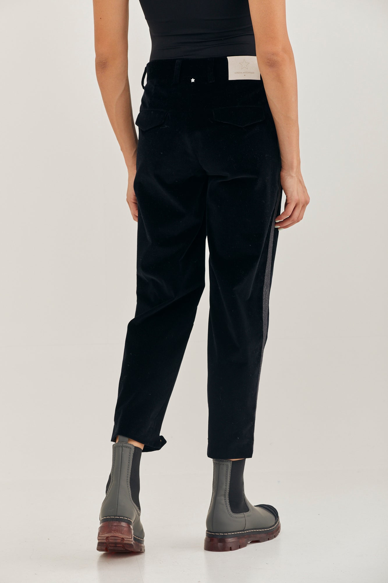 מכנסי צמר בגזרת סלים פיט עם עיטור פס בצדדיםהרכב: 98% צמר וירג'ין, 2% אלסטן; בד משני: 62% אצטט, 38% פוליאסטרהדוגמנית בגובה 1.79 ולובשת מידה 42 איטלקית