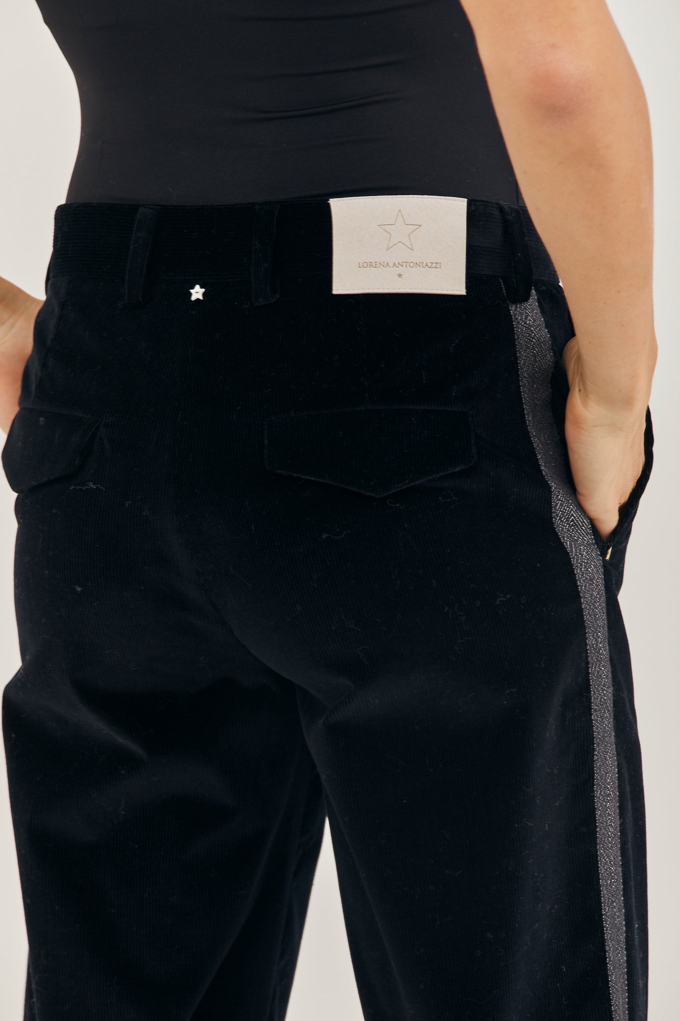 מכנסי צמר בגזרת סלים פיט עם עיטור פס בצדדיםהרכב: 98% צמר וירג'ין, 2% אלסטן; בד משני: 62% אצטט, 38% פוליאסטרהדוגמנית בגובה 1.79 ולובשת מידה 42 איטלקית