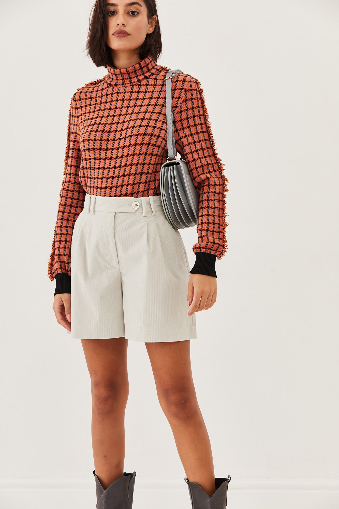 מכנסי ברמודה בגזרה גבוהההרכב: 98% כותנה, 2% אלסטן 