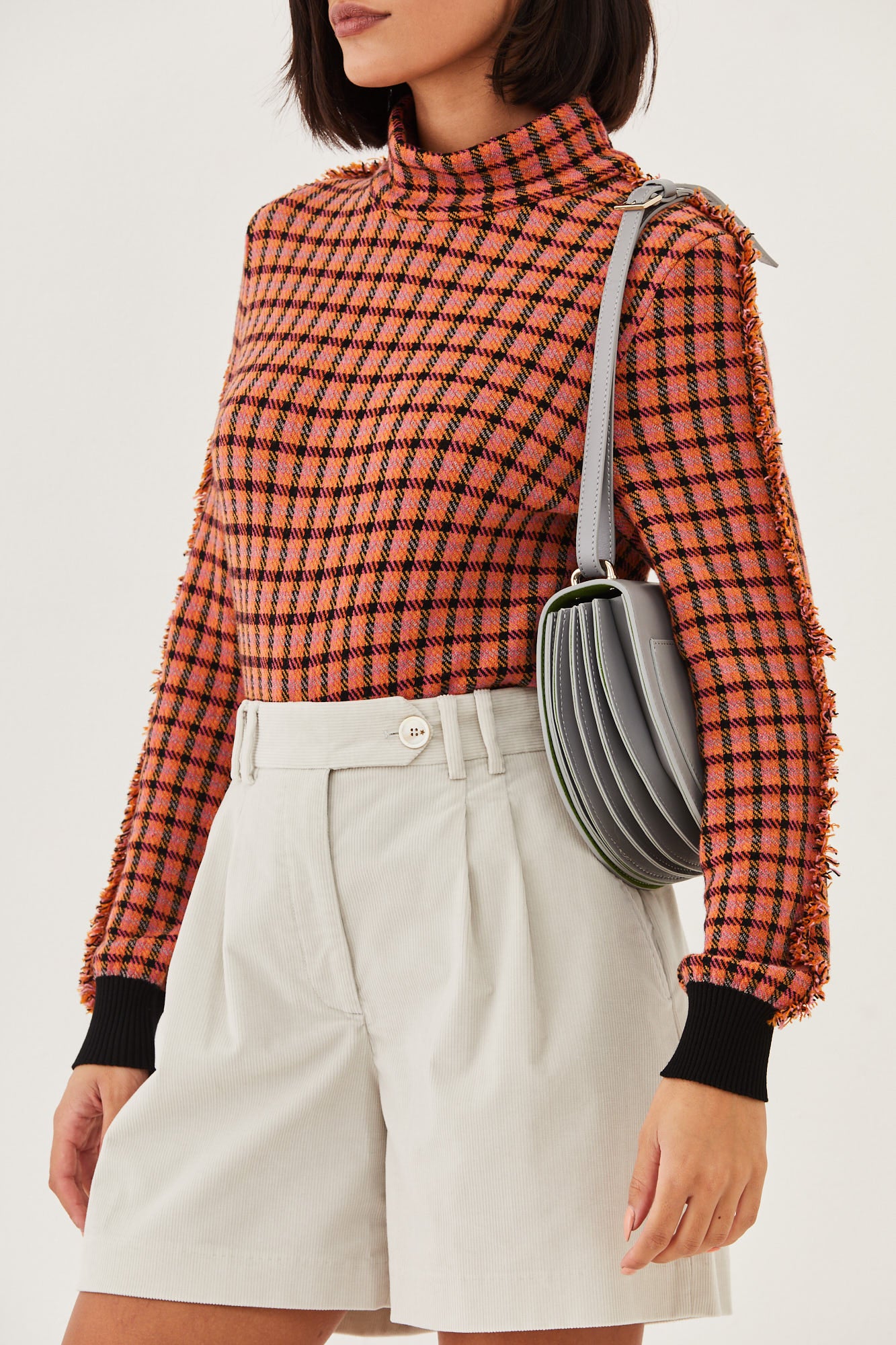 מכנסי ברמודה בגזרה גבוהההרכב: 98% כותנה, 2% אלסטן 