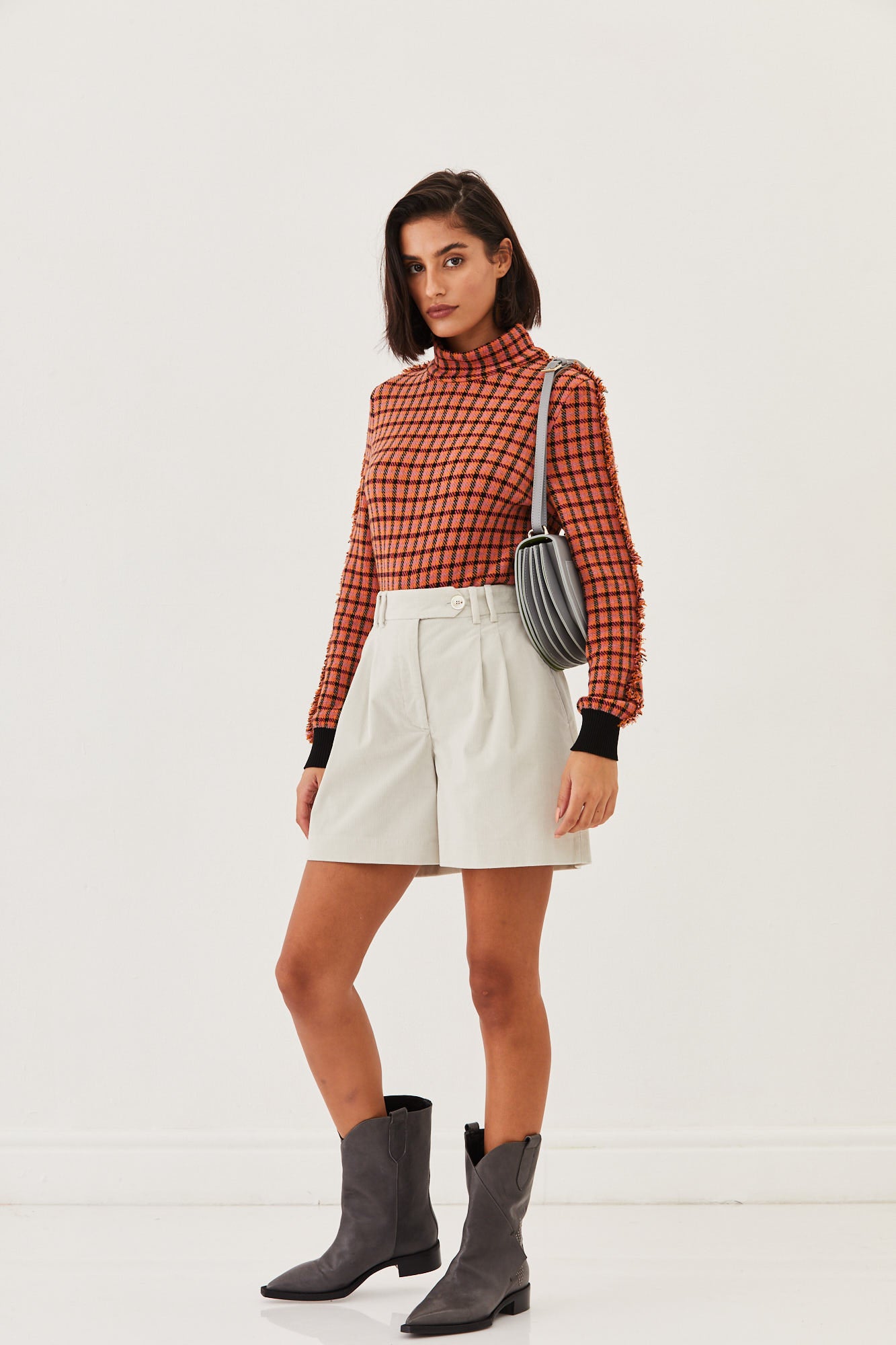 מכנסי ברמודה בגזרה גבוהההרכב: 98% כותנה, 2% אלסטן 