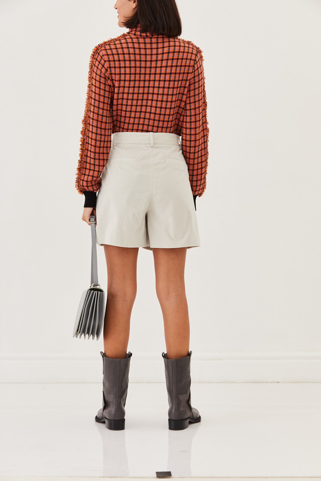 מכנסי ברמודה בגזרה גבוהההרכב: 98% כותנה, 2% אלסטן 