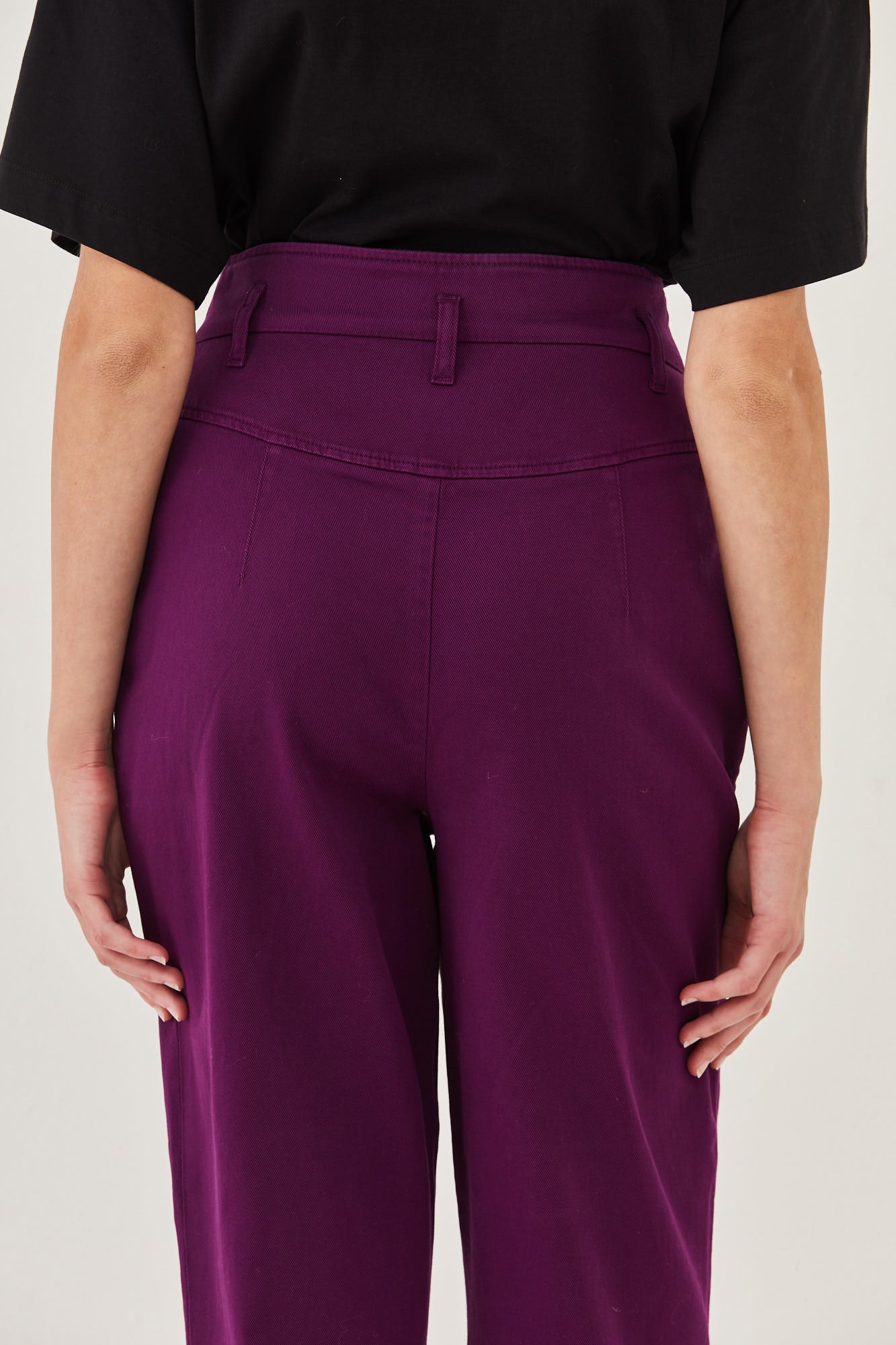 ג'ינס בגזרה גבוהה ורחבההרכב: 97% כותנה, 3% אלסטןהדוגמנית בגובה 1.76 ולובשת מידה 42 איטלקית