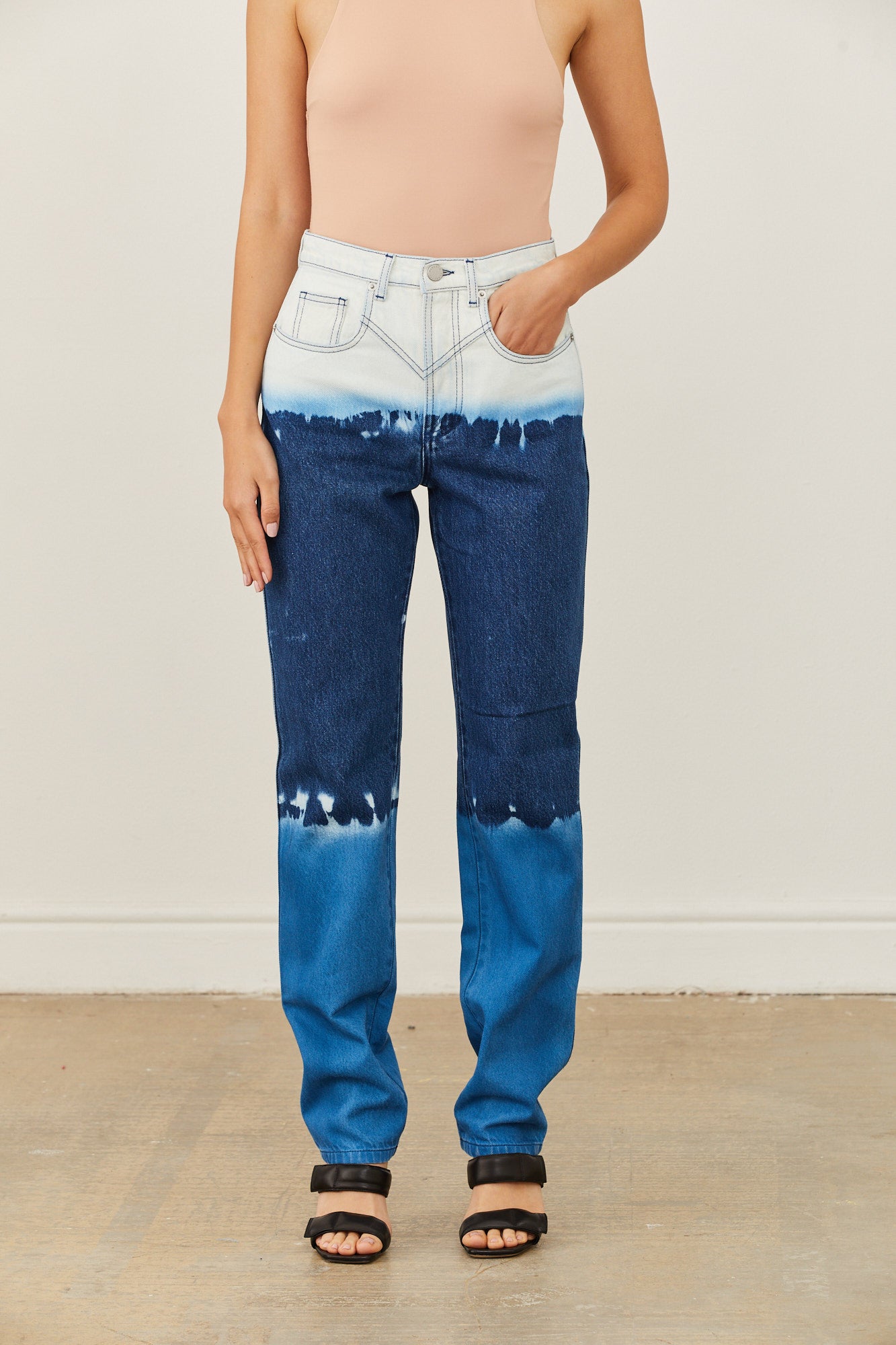 מכנסי ג'ינס טאי דאי בגזרה גבוהההרכב: 100% כותנההדוגמנית לובשת מידה 40 איטלקית