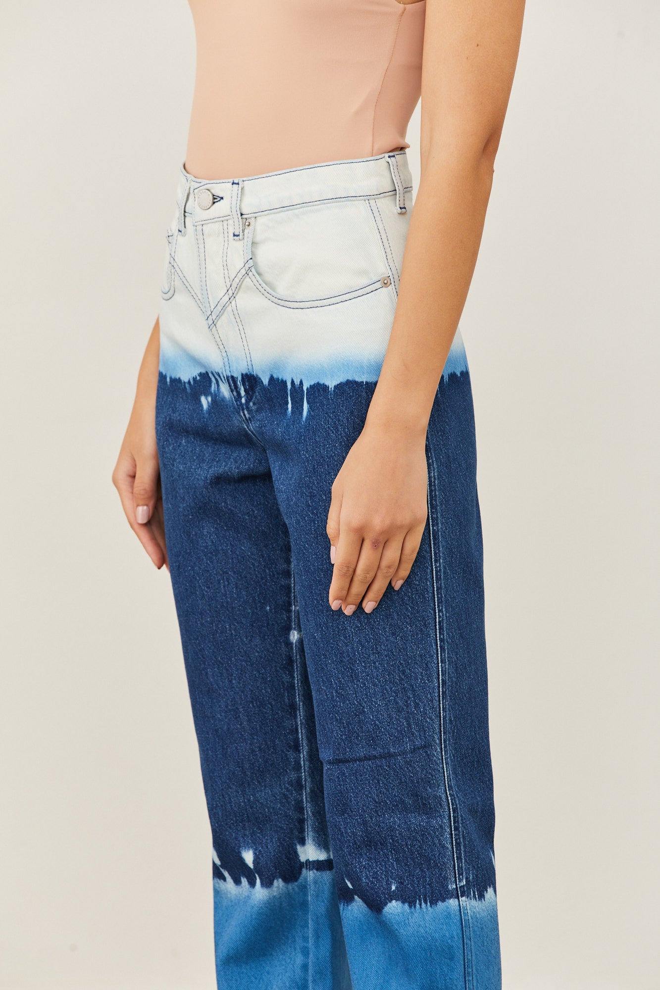 מכנסי ג'ינס טאי דאי בגזרה גבוהההרכב: 100% כותנההדוגמנית לובשת מידה 40 איטלקית