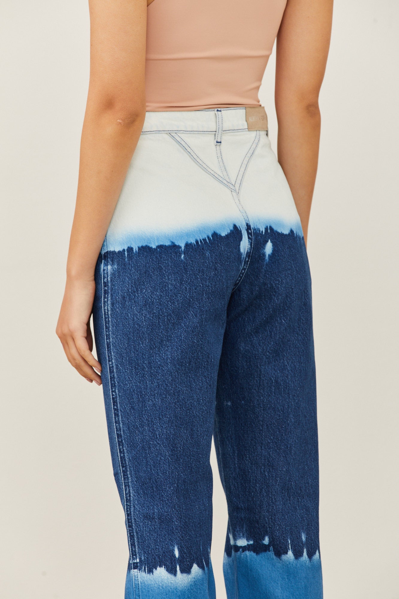 מכנסי ג'ינס טאי דאי בגזרה גבוהההרכב: 100% כותנההדוגמנית לובשת מידה 40 איטלקית