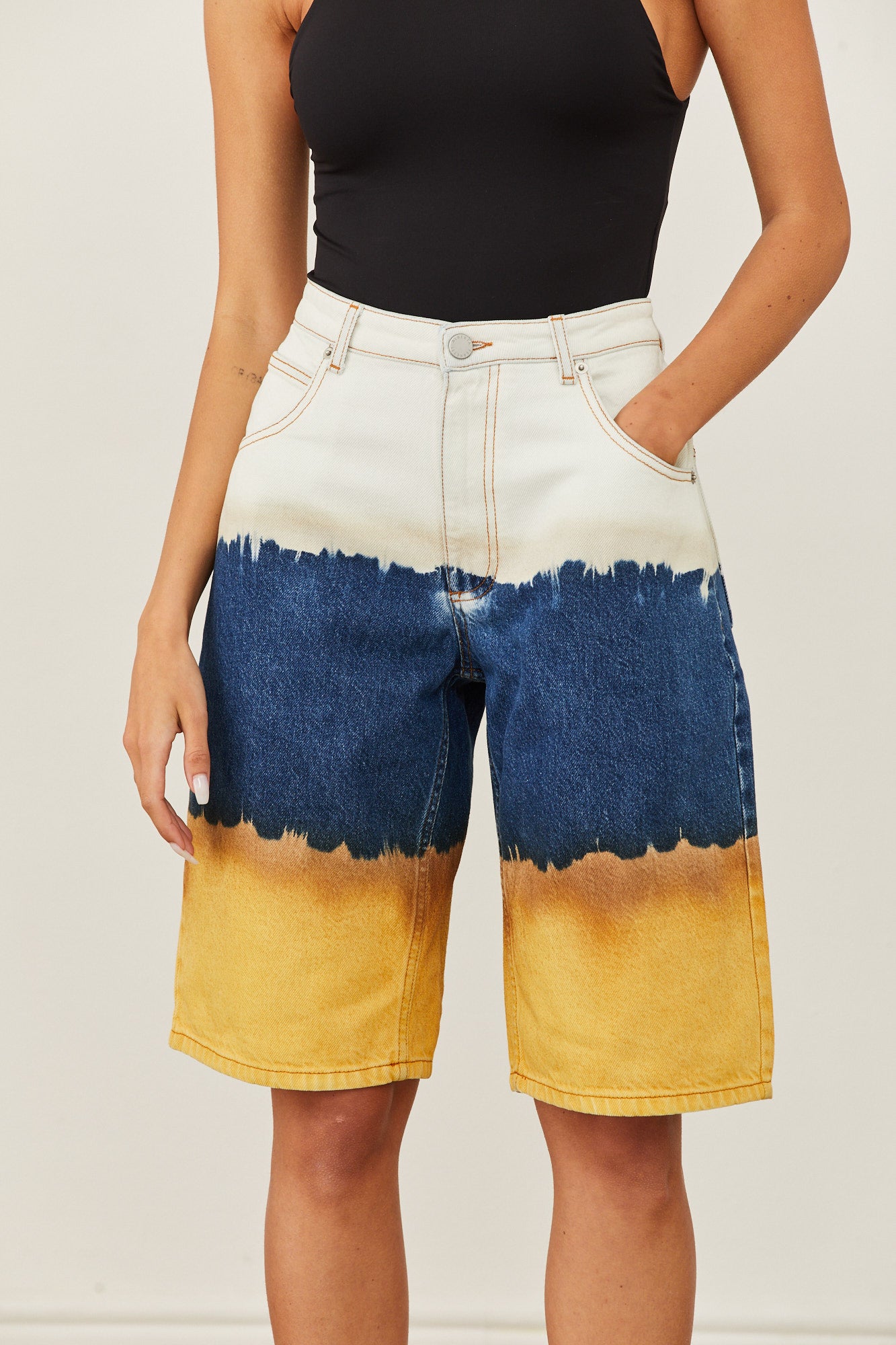 מכנסי ג'ינס טאי דאי בגזרה גבוהההרכב: 100% כותנההדוגמנית לובשת מידה 40 איטלקית