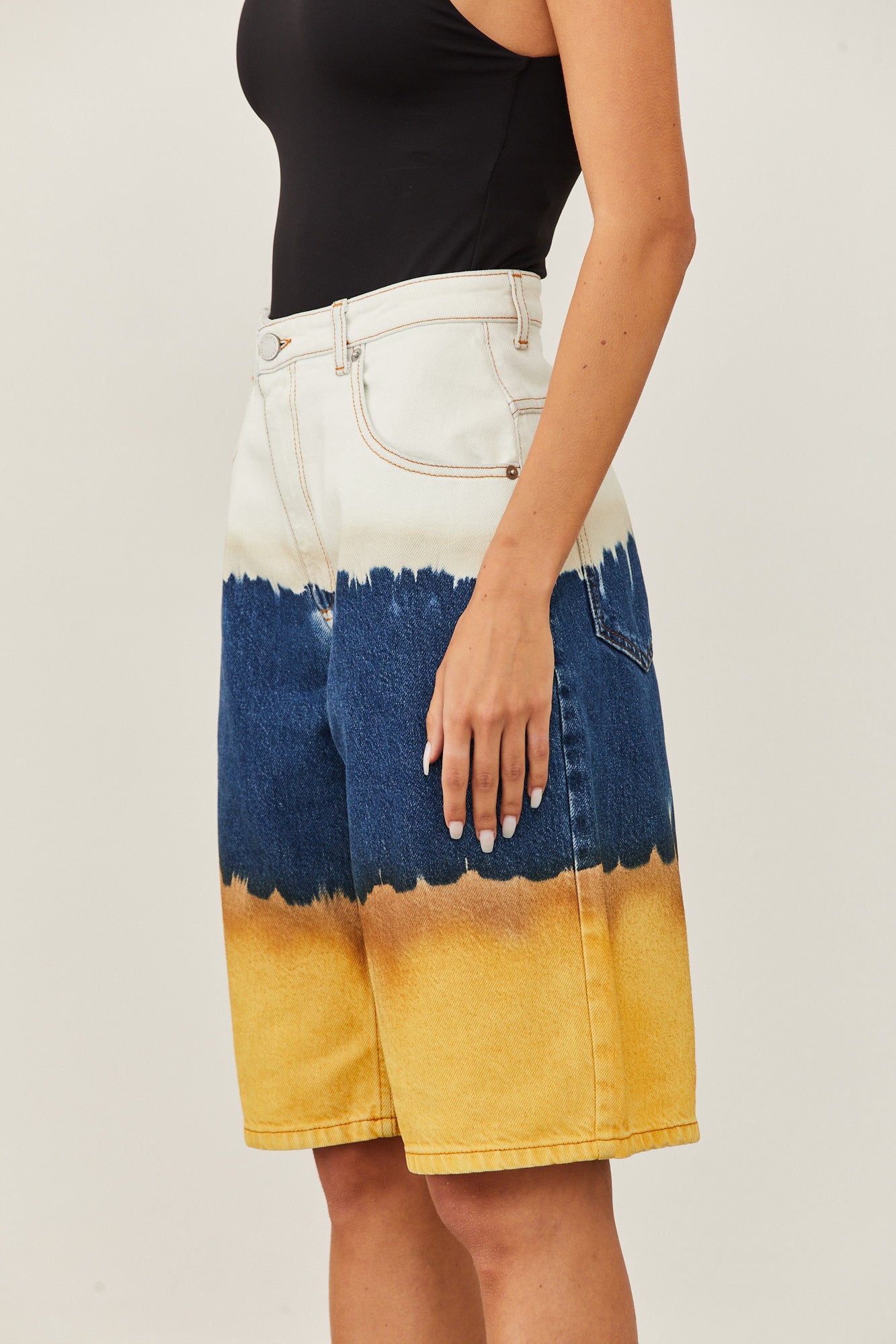 מכנסי ג'ינס טאי דאי בגזרה גבוהההרכב: 100% כותנההדוגמנית לובשת מידה 40 איטלקית