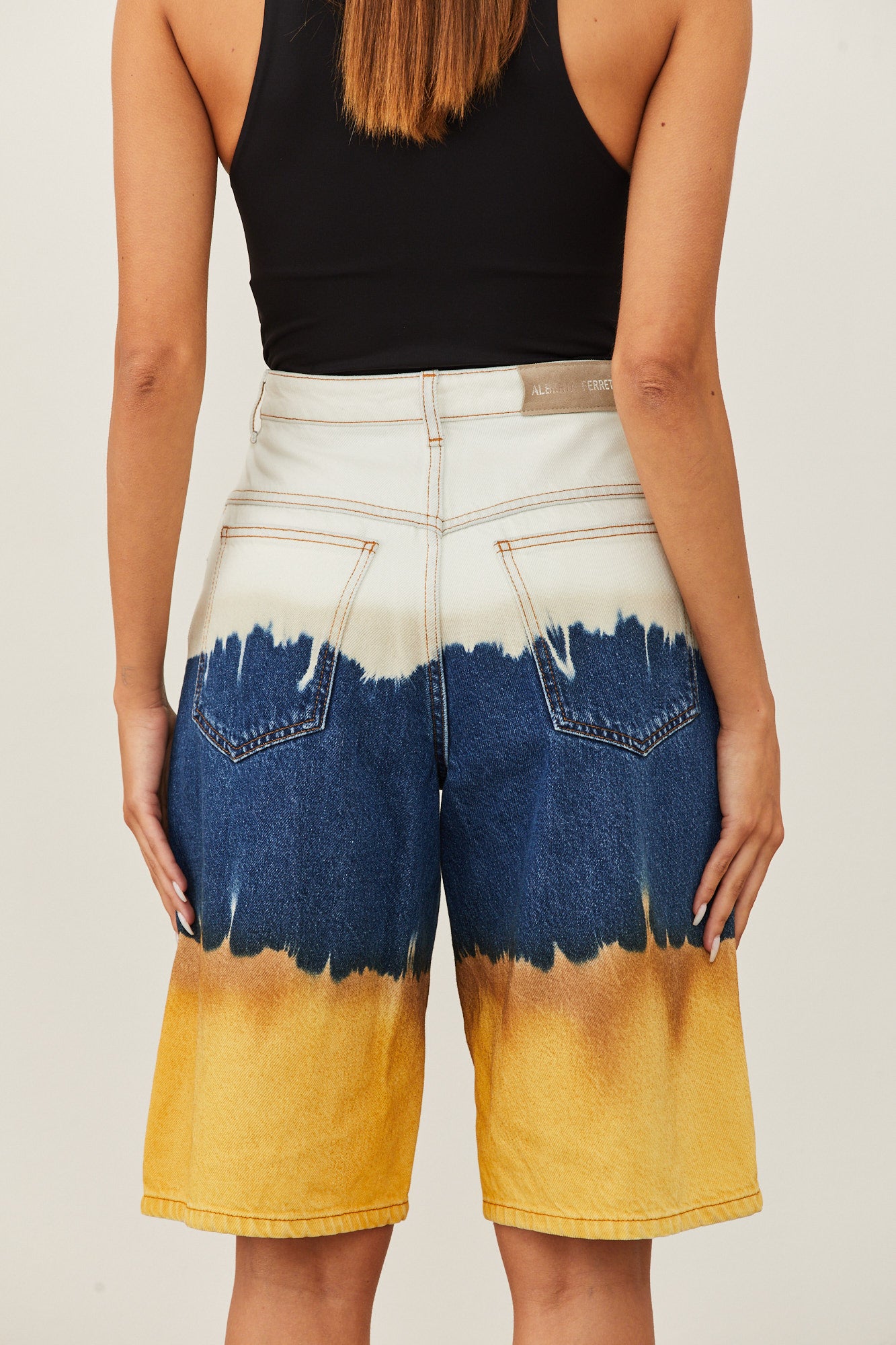 מכנסי ג'ינס טאי דאי בגזרה גבוהההרכב: 100% כותנההדוגמנית לובשת מידה 40 איטלקית