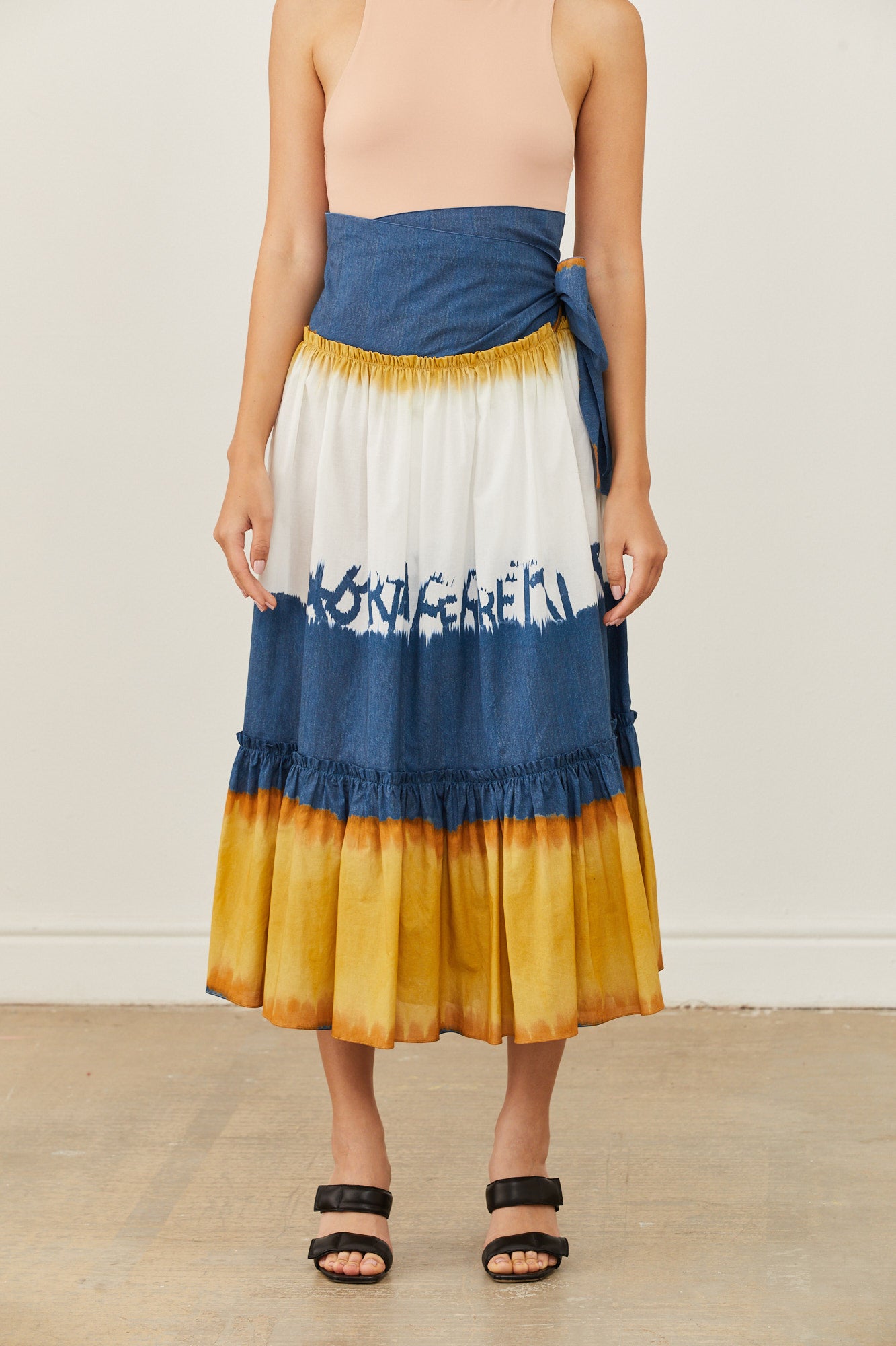 חצאית מעטפת רחבה טאי דאיהרכב: 100% כותנההדוגמנית לובשת מידה 40 איטלקית גובה: 1.73; חזה: 87 ס"מ; מותניים: 58 ס"מ; ירכיים: 86 ס"מ