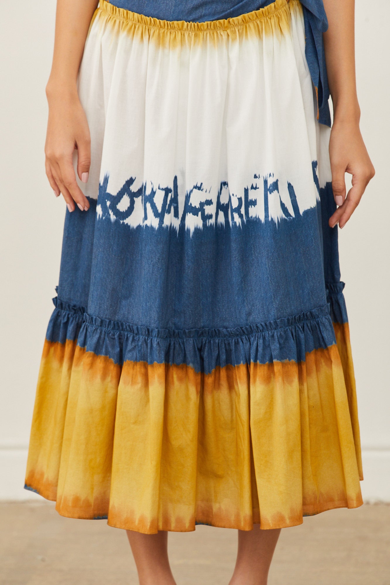 חצאית מעטפת רחבה טאי דאיהרכב: 100% כותנההדוגמנית לובשת מידה 40 איטלקית גובה: 1.73; חזה: 87 ס"מ; מותניים: 58 ס"מ; ירכיים: 86 ס"מ