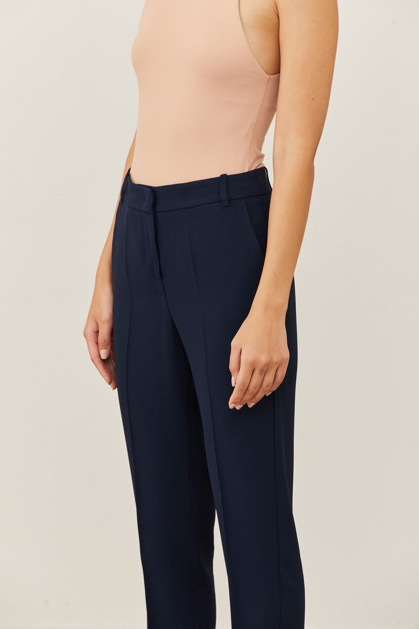 מכנסיים מחוייטים בגזרה ישרההרכב: 70% אצטט, 30% ויסקוזההדוגמנית בגובה 1.73 ולובשת מידה 40 איטלקית