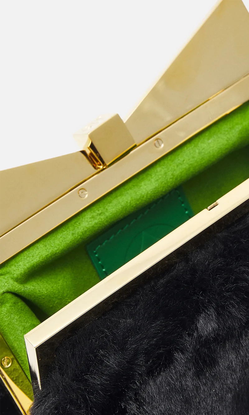 תיק קלאץ' מבד פרוותיהרכב: 100% פוליאסטרמידות התיק: 20 ס"מ רוחב, 15 ס"מ גובה, 7 ס"מ עומק